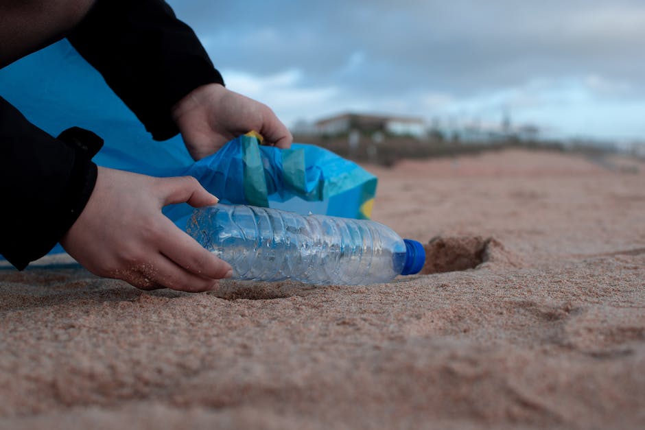  Bild zeigt Schutzhelm mit Plastikteilen-Plastikverschmutzung des Meeres