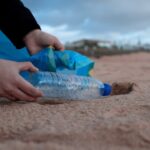 Plastikabfälle dauern Jahre bis sie sich im Meer zersetzen