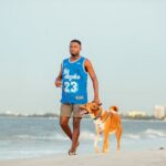 Spaziergang an der Küste mit dem Hund