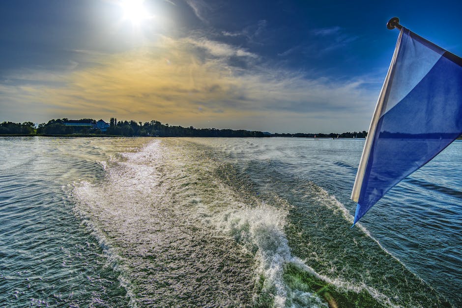 blaue Flagge am Meer bedeuten sauberes Wasser