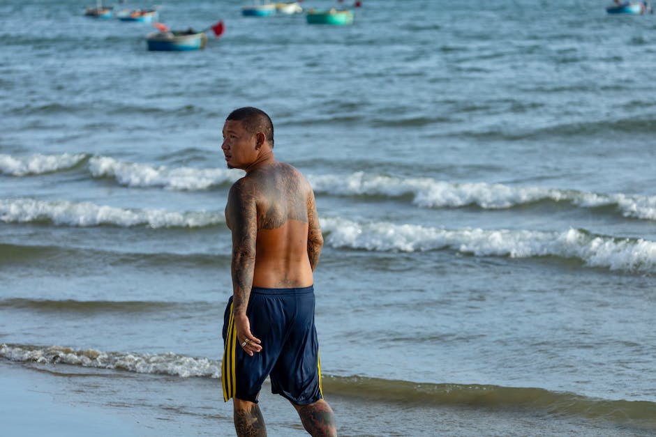 Tatowierungs-Heilungszeit: Wie lange muss man auf das Schwimmen im Meer nach einem Tattoo verzichten?