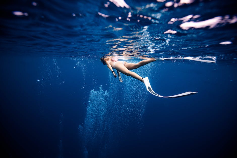 Farbstoffe im Meerwasser machen das Meer blau