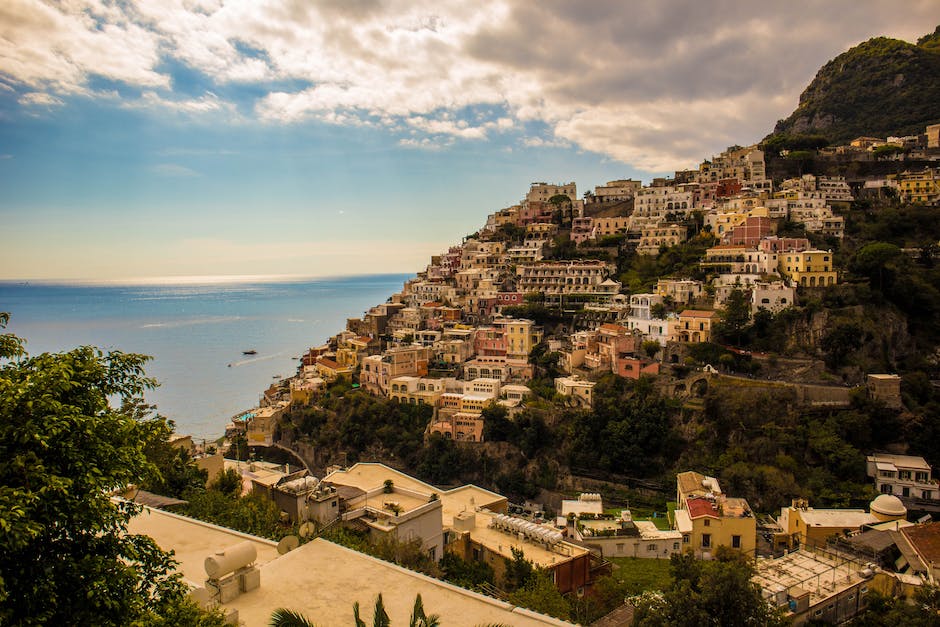 Italienisches Meer-Landschaft bei schönstem Wetter